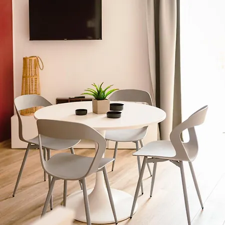 Borgo Cavour 3 *